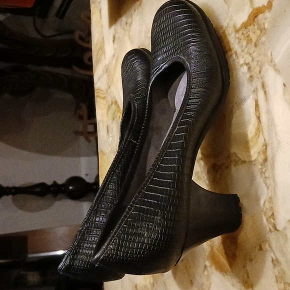 Aerosols sure grip black slip resistant resturant shoes fits 6.5 or 7 - Picture 5 of 5